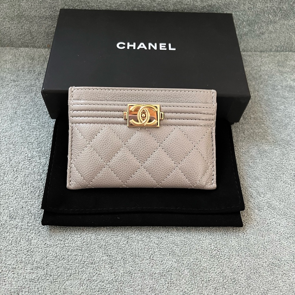 CHANEL Quilted Taupe Leather Card Holder with Gold CC Turnlock